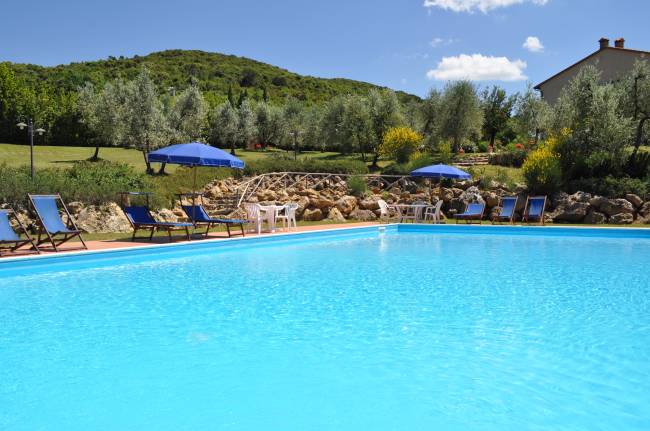 The pool in the garden of Casale del Madonnino