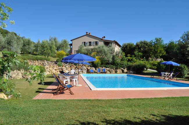 La piscina nel parco del Casale del Madonnino