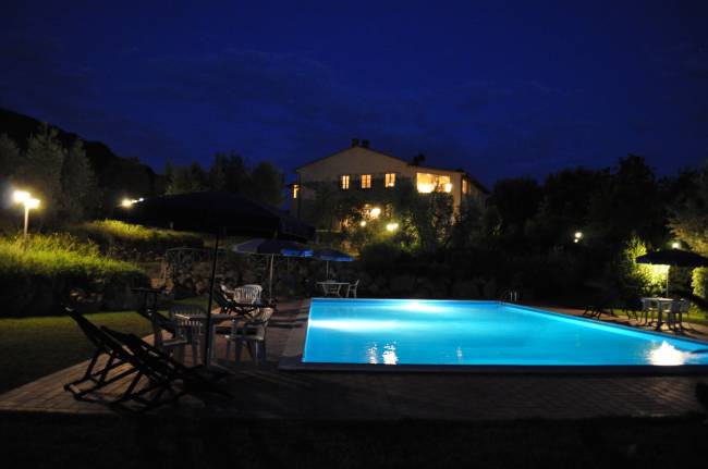 La piscina illuminata di notte