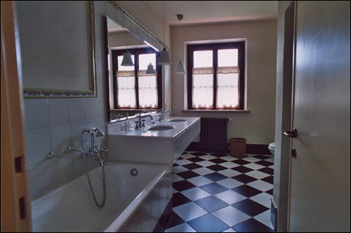 sala da bagno con doccia e vasca